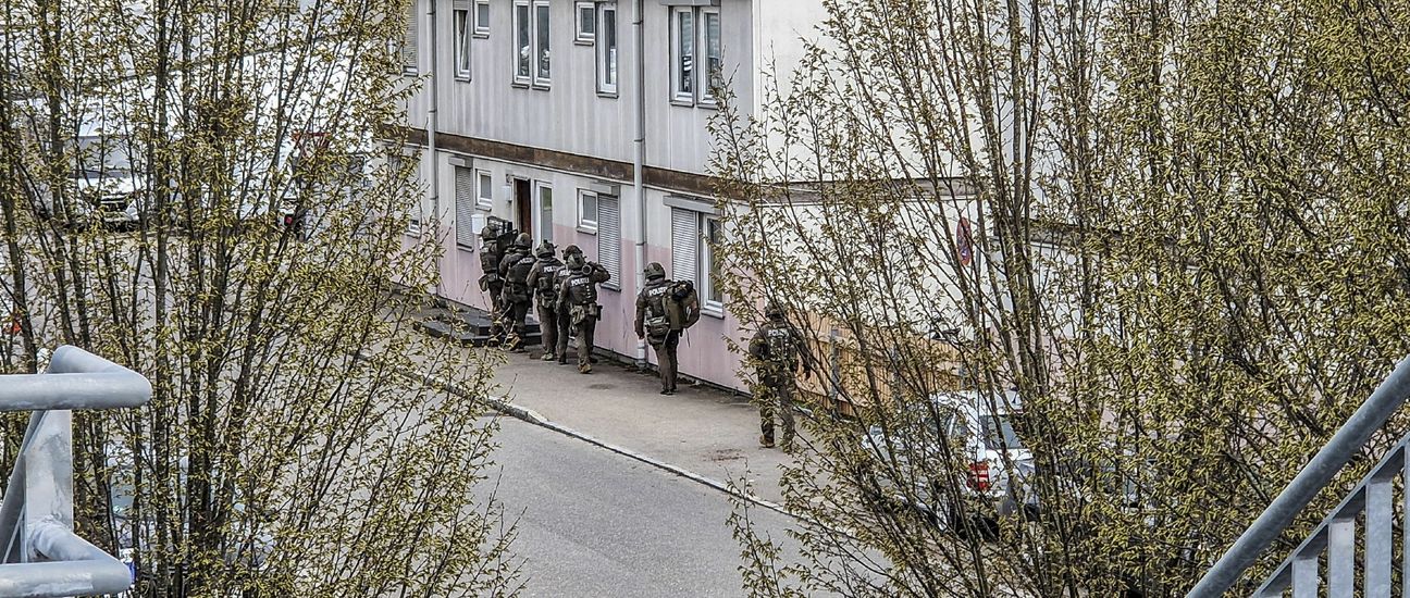 SEK-Einsatzkräfte betreten die Unterkunft in der Sindelfinger Weiherstraße. Dort nehmen sie die Tatverdächtige fest. Bild: Dettenmeyer