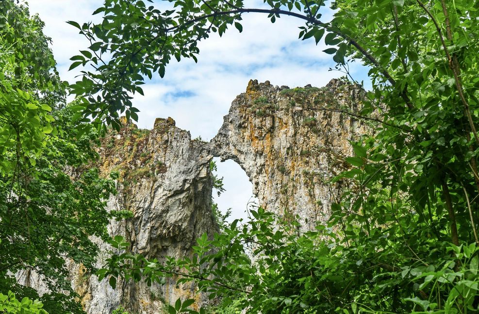 Man muss nicht erklären, wie die Küssende Sau bei Blaubeuren zu ihrem Namen kam.