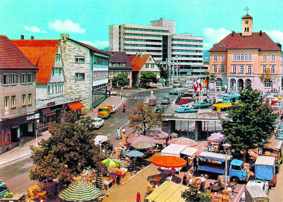 So hat der Sindelfinger Marktplatz Mitte der 1970er Jahre ausgesehen. Der Bauernhof Essig stand noch neben der Eisenwarenhandlung von Eugen Klein. Gegenüber des klassizistischen Rathauses war der Busbahnhof. Bild: Archiv Röhm-Verlag
