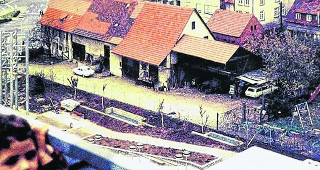 Aus dem Fotoalbum der Familie Essig: der Bauernhof mit Wohnungen, Scheunen und Garten vom Dachgeschoss des neuen Rathauses aus gesehen. Bild: Archiv Essig