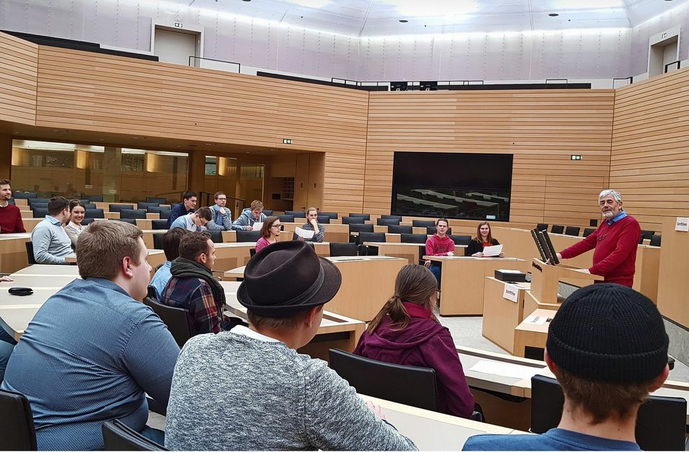 Andreas Kenner von der SPD (rechts, stehend) macht Haupt-und Realschülern Mut, dass auch sie es später in den Landtag schaffen können. Foto: SPD