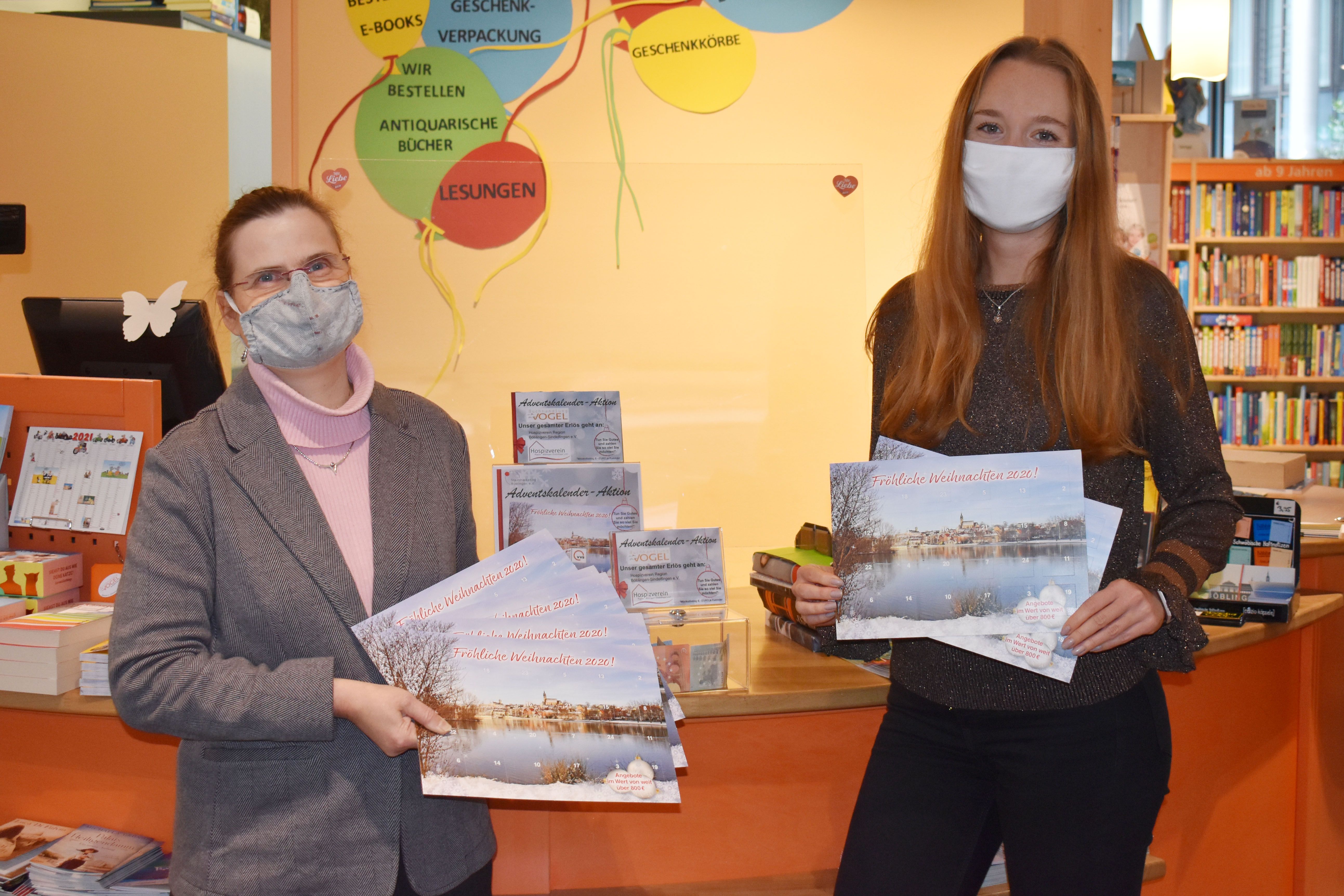 Brigitte Schütz (Inhaberin Buchhandlung Vogel) und Citymanagerin Kira Morgan mit den Adventskalendern. Allein in der Buchhandlung  wurden über 1000 Euro für den Hospizverein Böblingen eingenommen.