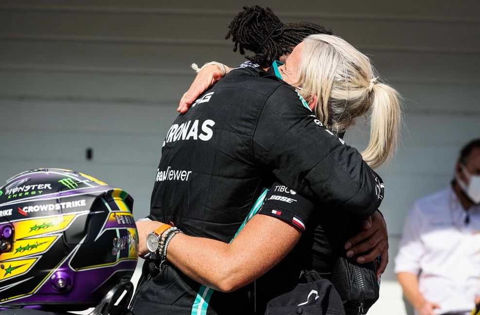Lewis Hamilton umarmt Angela Cullen nach dem Sieg in Brasilien.
 Foto: imago/Antonin Vincent