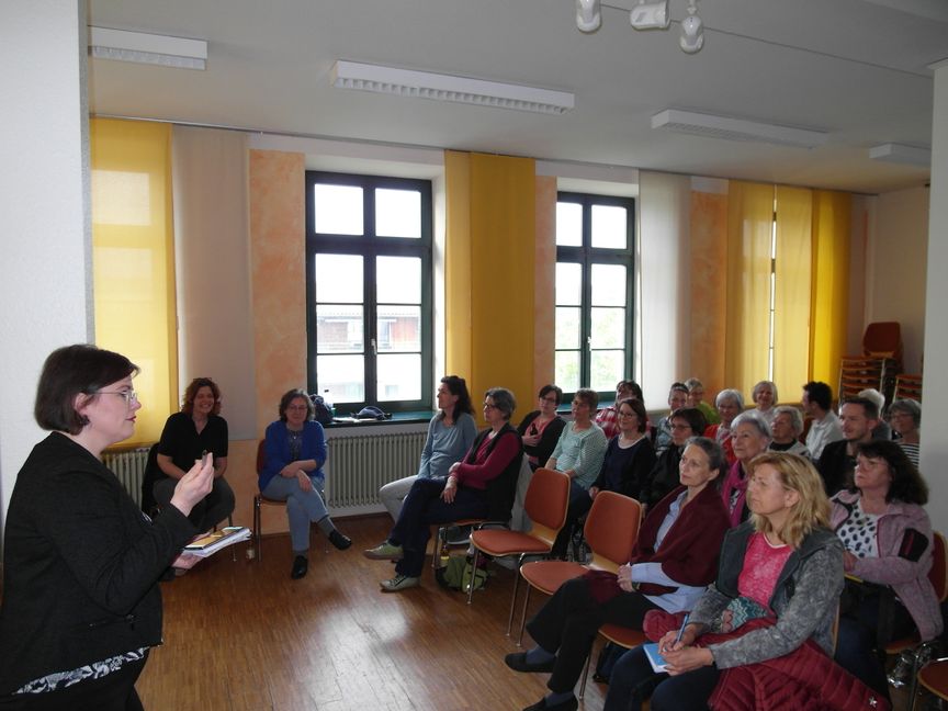 Die musikalische Leiterin Melanie Schlerf (links) erläutert bei der Auftakt-Veranstaltung für das Chor- und Theaterprojekt "Mord an Bord" des Liederkranzes Magstadt die Einzelheiten der Probenarbeit.    Bild: Staber