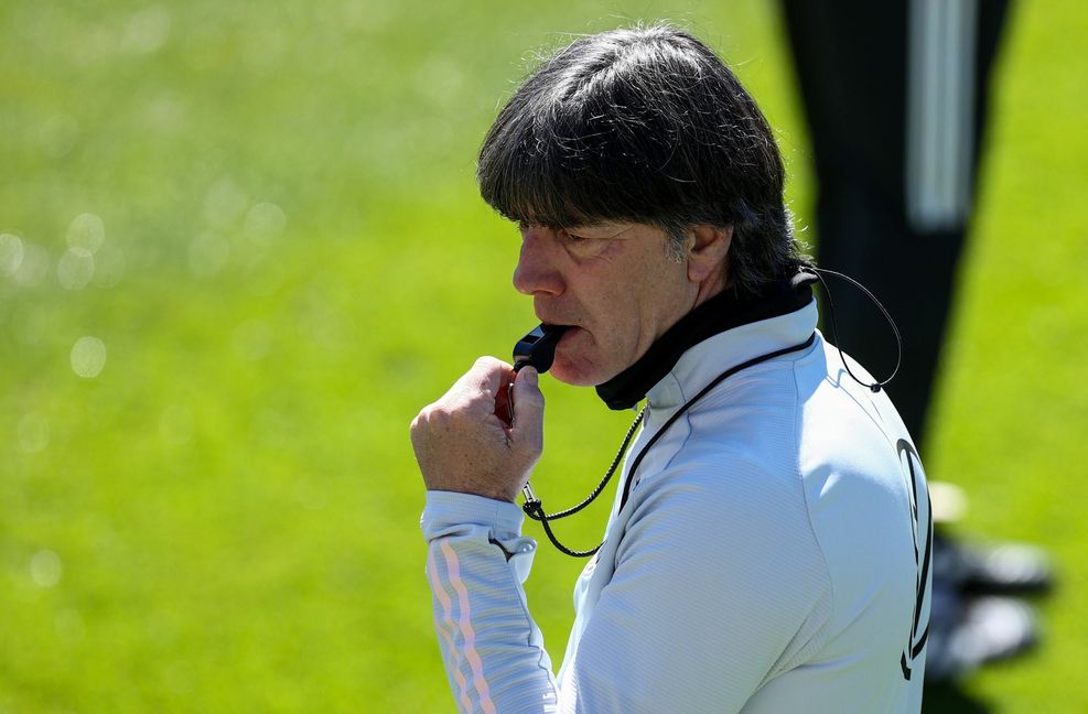 Alles hört auf sein Kommando: Bundestrainer Joachim Löw. Foto: dpa/Christian Charisius
