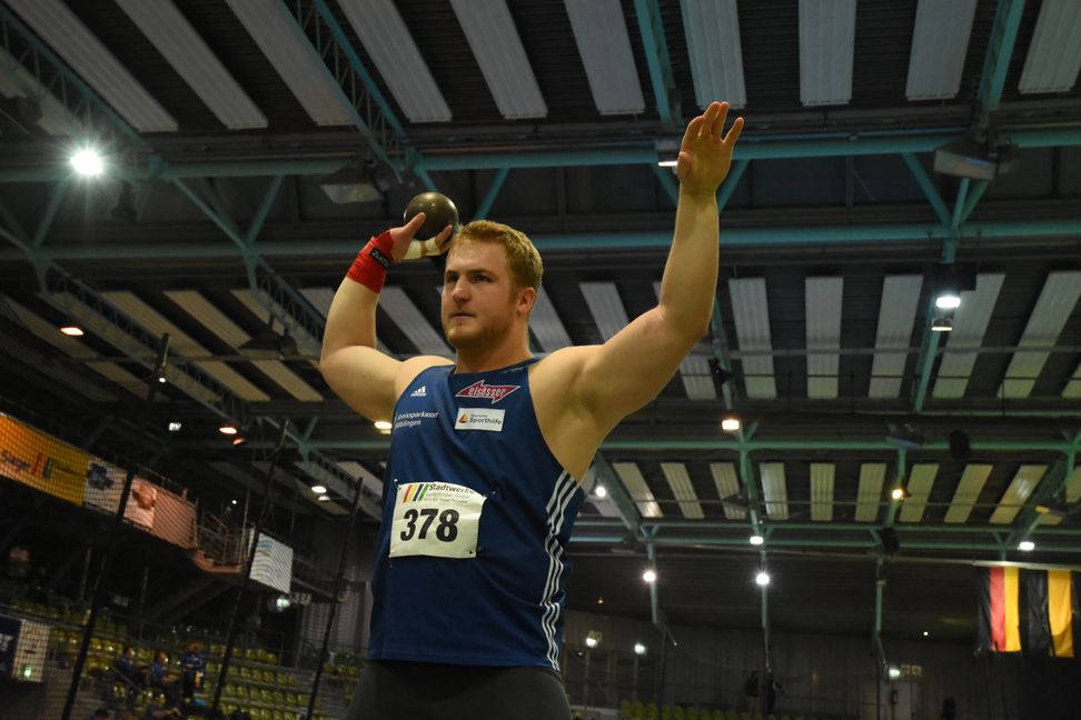 Kugelstoßer Simon Bayer kommt rechtzeitig für der Deutschen Meisterschaft in Form. Bild: Schüttke