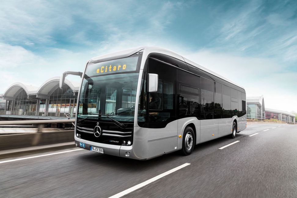 Mercedes-Benz eCitaro mit vollelektrischem Antrieb, Exterieur, anthrazit metallic, 2 x elektrischer Radnabenmotor, 2 x 125 kW, 2 x 485 Nm, LED-Scheinwerfer, Länge/Breite/Höhe: 12.135/2.550/3.400 mm, Beförderungskapazität: 1/86.
Mercedes-Benz eCitaro with all-electric drive, exterior, anthracite metallic, 2 x electric hub motor, 2 x 125 kW, 2 x 485 Nm, LED headlamps, length/width/height: 12135/2550/3400 mm, passenger capacity: 1/86.