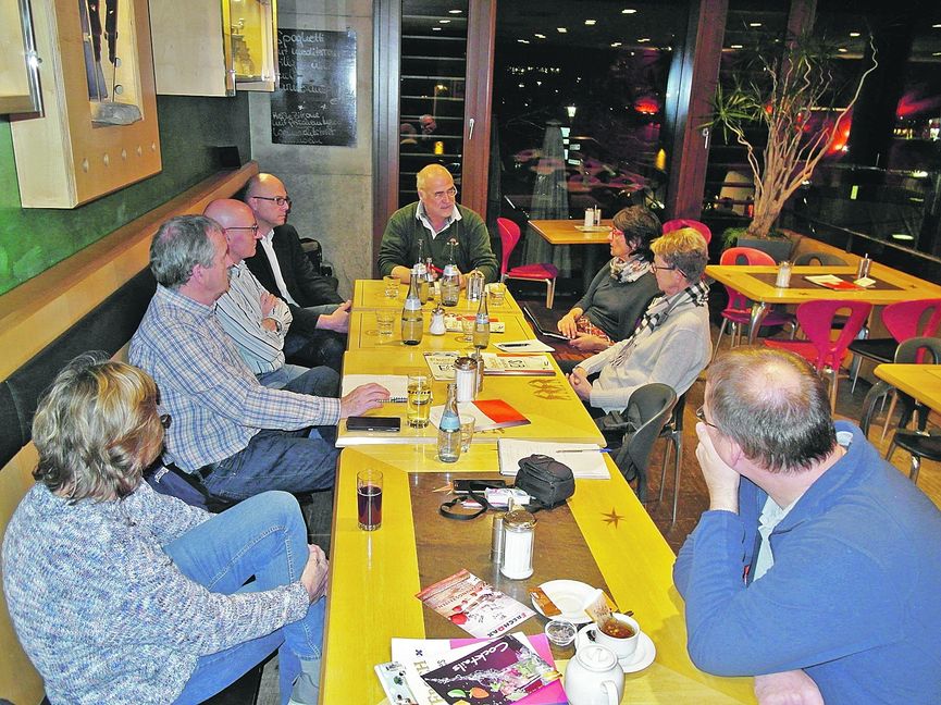 Angeregte Diskussion beim SZ/BZ-Themen-Stammtisch im Frechdax. Bild: Staber