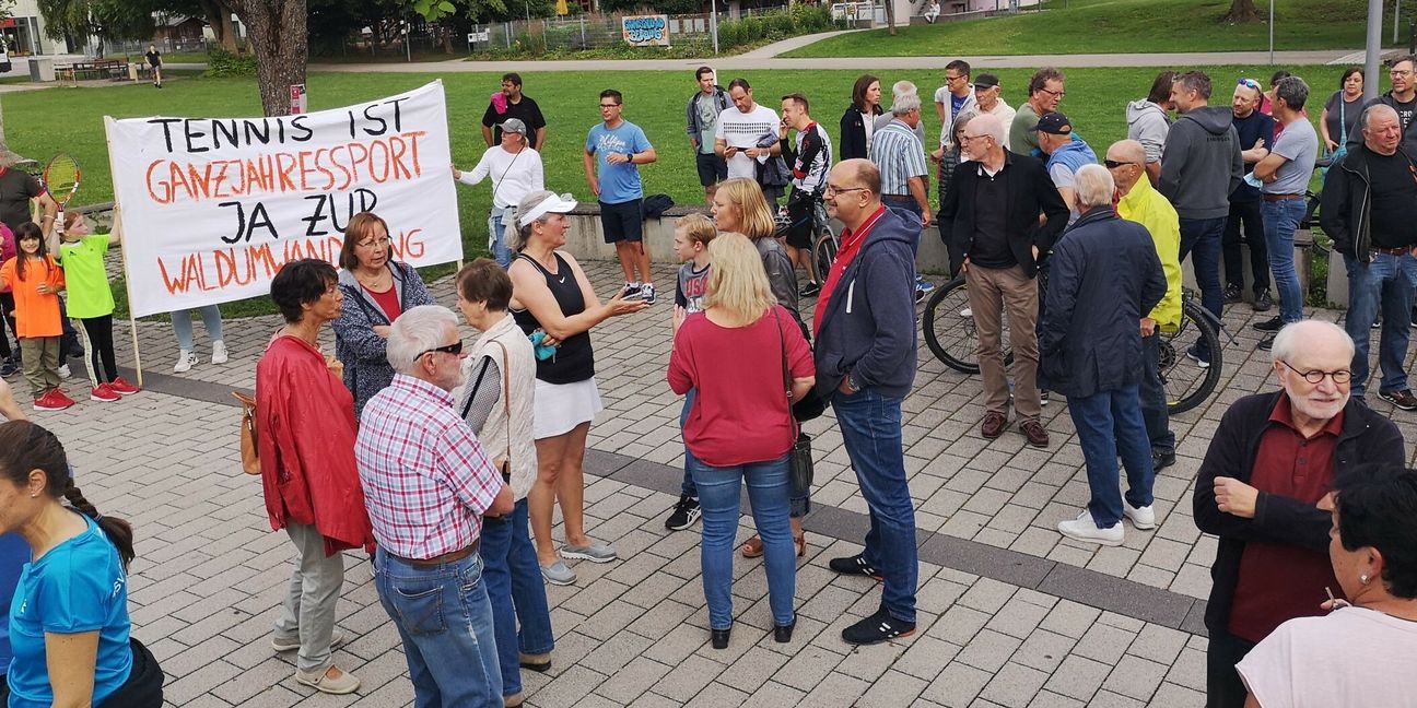 Im Vorfeld demonstrierten die Mitglieder des TC Ehningen für eine Waldumwandlung und damit für ihren Wunschstandort für eine Tennishalle. Bild: Nüßle