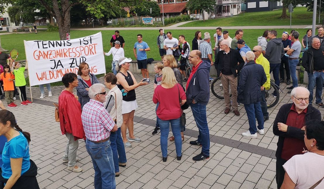 Im Vorfeld demonstrierten die Mitglieder des TC Ehningen für eine Waldumwandlung und damit für ihren Wunschstandort für eine Tennishalle. Bild: Nüßle