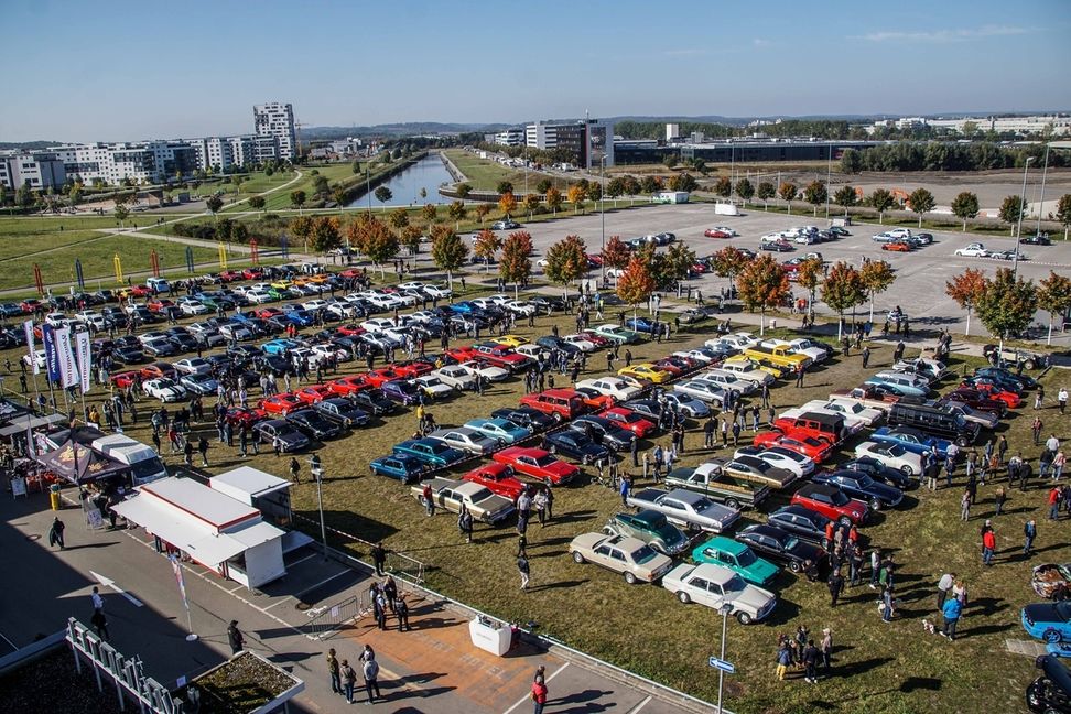 Viel los war beim Saison-Abschluss der Motorworld auf dem Flugfeld. Bild: Dettenmeyer