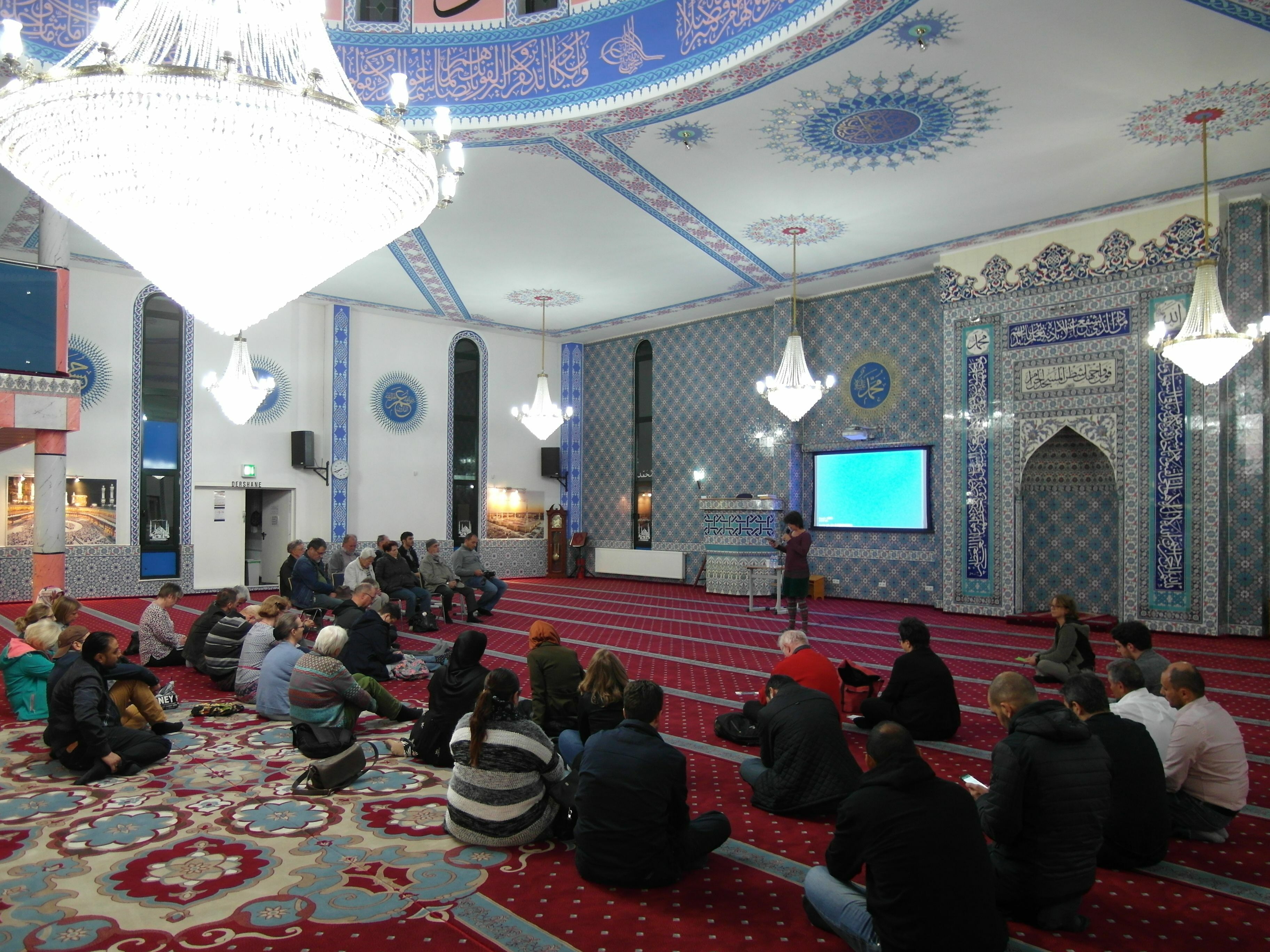 Christliches Bittgebet in der Ulu-Moschee: Pastorin Deborah Burrer von der evangelisch-methodistischen Gemeinde Sindelfingen eröffnet die diesjährige Veranstaltung des Forums „Christlich-Islamischer Dialog“ zum Thema „Und wenn wir einmal alt werden“ (Bild: Staber).