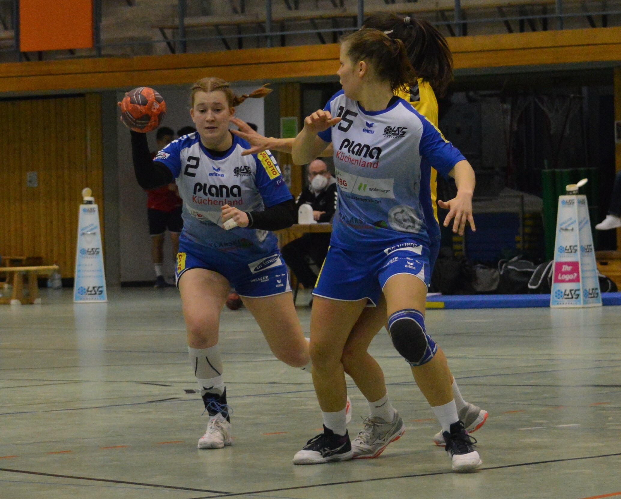 Spielmacherin Amelie Lang (links) setzt Kreisläuferin Anja Weinhardt in Szene, die daraufhin einen ihrer vier Treffer zum klaren 31:14-Heimsieg der HSG Böblingen/Sindelfingen gegen die SG Heuchelberg erzielt.Bild: Zvizdiç
