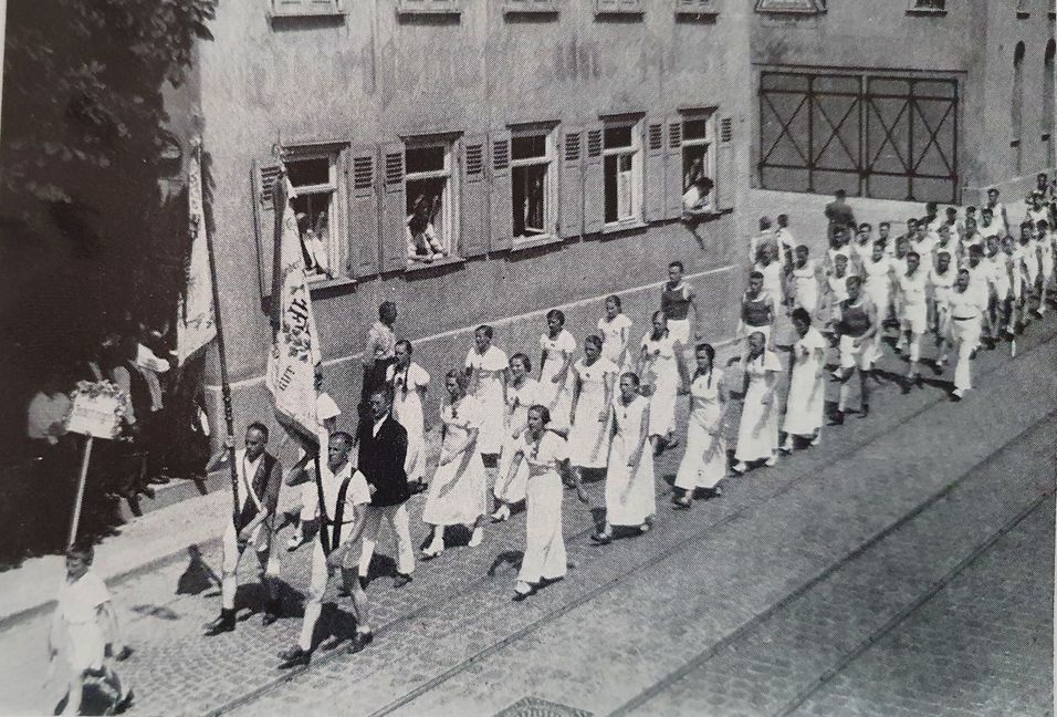 Der frisch gegründete VfL Sindelfingen im Festzug auf dem Turnfest des Kreises Stuttgart in Vaihingen/Filder 1937. Bild: Festschrift "100 Jahre Verein für Leibesübungen" von 1962