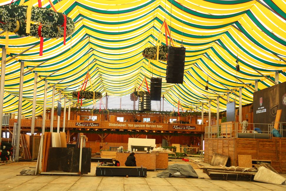 Bis kurz vor der Eröfnung wird im Festzelt gehämmert, geschraubt und gebohrt. Bilder: Helmut Ulrich