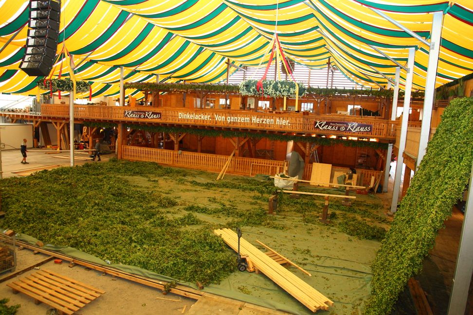 Bis kurz vor der Eröfnung wird im Festzelt gehämmert, geschraubt und gebohrt. Bilder: Helmut Ulrich