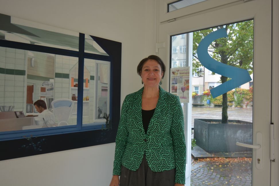 Galeristin Katrin Schacher betreibt mit ihrem Mann Marko Schacher die „Galerie Schacher 2 - Raum für Kunst und Poesie“ am Marktplatz Böblingen.    Bild: Schilpp