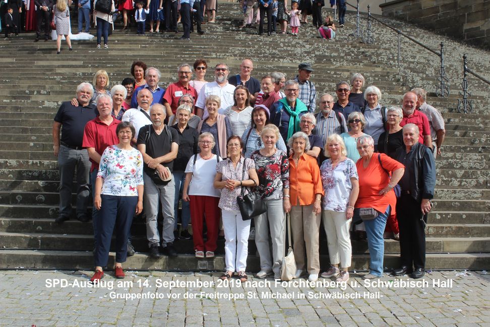Die Mitglieder SPD-Ortsvereine Dettenhausen und Waldenbuch auf der Großen Treppe in Schwäbisch Hall