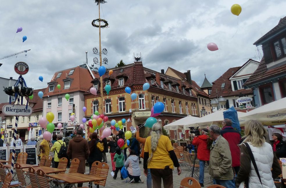 Es gibt auch eine Zeit für Luftballons: Der Zeittausch-Verein feierte vor dem Haus des Initiators Wolfgang Knote auf dem Wettbachplatz das zehnjährige Jubiläum.Bild: z