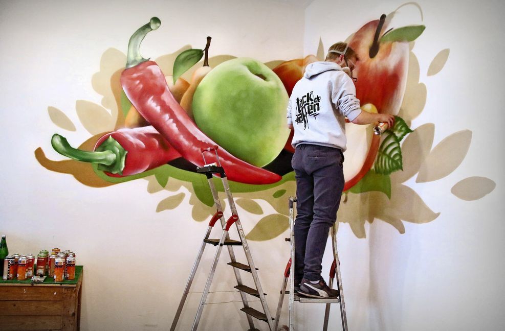 Die Firma Lackaffen verschönert einen Gemüseladen in Gladbeck. Foto: Steve Przybilla