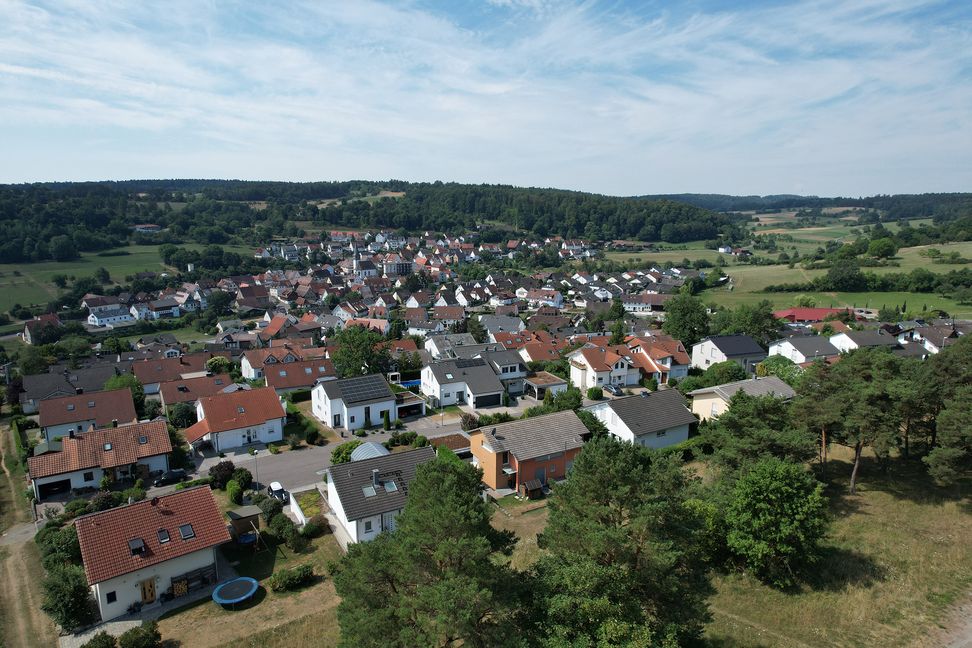 In dem Wald im Vordergrund entsteht der neue Kindergarten von Dachtel zwischen den Tennisplätzen und der Straße „Unterm Wäldle“   Bild: Richter