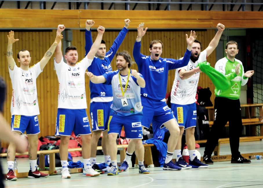 Die Hände zum Himmel: Jubelszenen gab es schon während des Spiels für die HSG Böblingen/Sindelfingen auf der Bank am laufenden Band. Bild: Photostampe