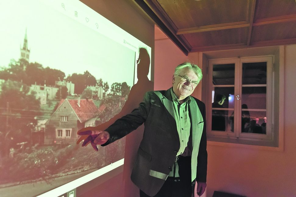 Walter Fritsch zeigt sein Elternhaus in Zauchtel. Für den Erhalt der evangelischen Kirche in seinem Geburtsort setzt sich der Holzgerlinger ein. Bild: Nüßle