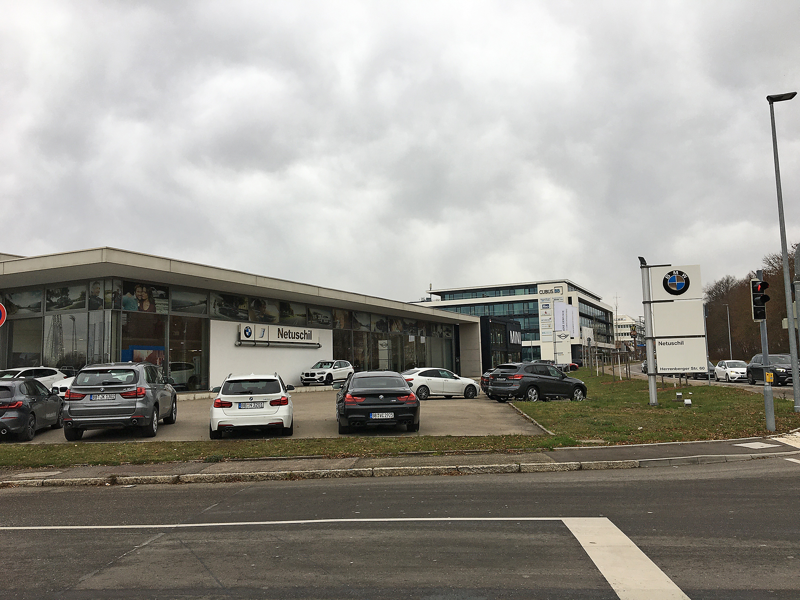 In der Herrenberger Straße in Böblingen befindet sich das BMW-Autohaus Netuschil, das ab 1. Januar 2021 ein Betrieb der ahg Autohandelsgesellschaft mbH wird.  Bild: Müller