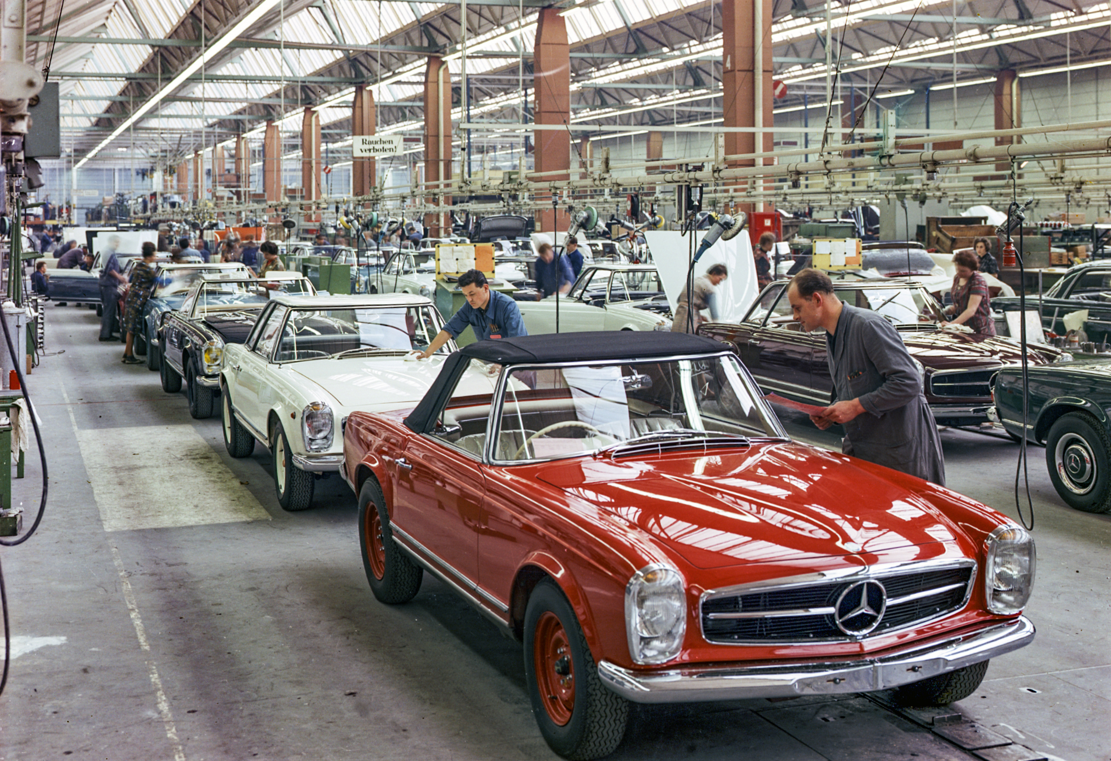 Mercedes-Benz 230 SL „Pagode“ (W 113). Produktion im Mercedes-Benz Werk Sindelfingen. Foto aus dem Jahr 1964. (Fotosignatur der Mercedes-Benz Classic Archive: U23321)
Mercedes-Benz 230 SL “Pagoda” (W 113). Production at the Mercedes-Benz plant in Sindelfingen. Photo from 1964. (Photo index number in the Mercedes-Benz Classic Archives: U23321)