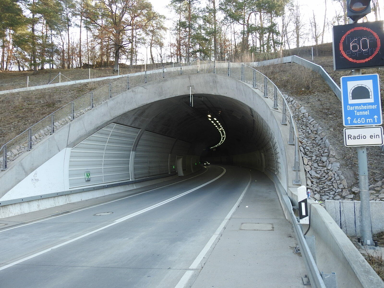 Montagnacht kann man den Darmsheimer Tunnel zu Fuß erkunden. Bild: z