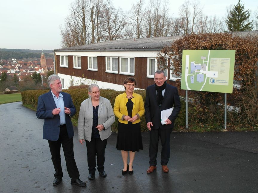 Sind guter Dinge (von links): Akademieleiter Norbert Frank, Heiderose Berroth (Vorstand des Trägervereins), Sabine Kurtz (CDU-Landtagsabgeordnete und stellvertretende Vorsitzende des Trägervereins), Weil der Stadts Bürgermeister Thilo Schreiber. Bild: Staber