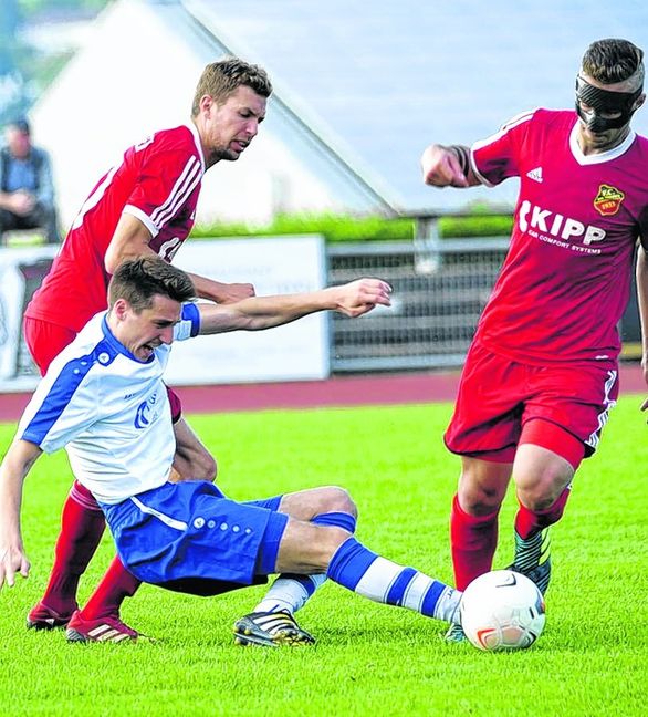 Sascha Raich (Mitte) und die SV Böblingen wollen mit einem Dreier die Landesliga-Saison beenden. Bild: Photo 5/A