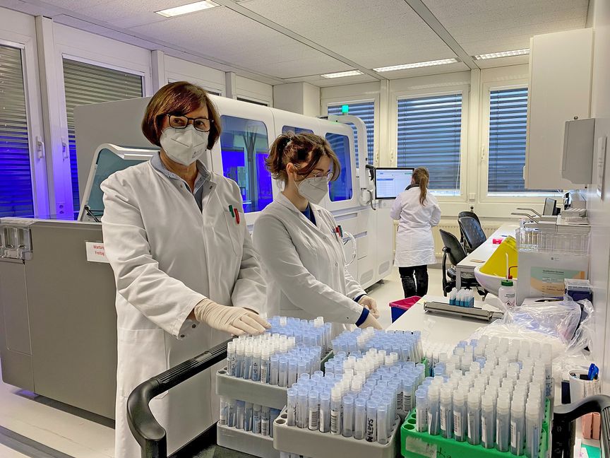 So sieht der Corona-Alltag bei den Laborärzten im Sindelfinger Vogelhainweg aus: Dr. Martina Burchert-Graeve (links) und ihre Mitarbeiterinnen bereiten die eingegangenen Proben für das PCR-Großgerät vor. Bild: z