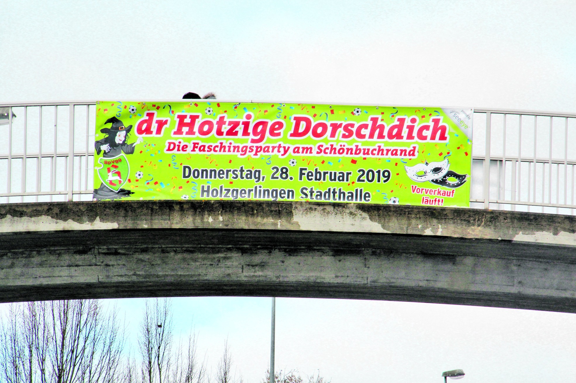 Die Holzgerlinger Fußballer werben großflächig für ihr Comeback als Faschings-Veranstalter.  Bild: Denner