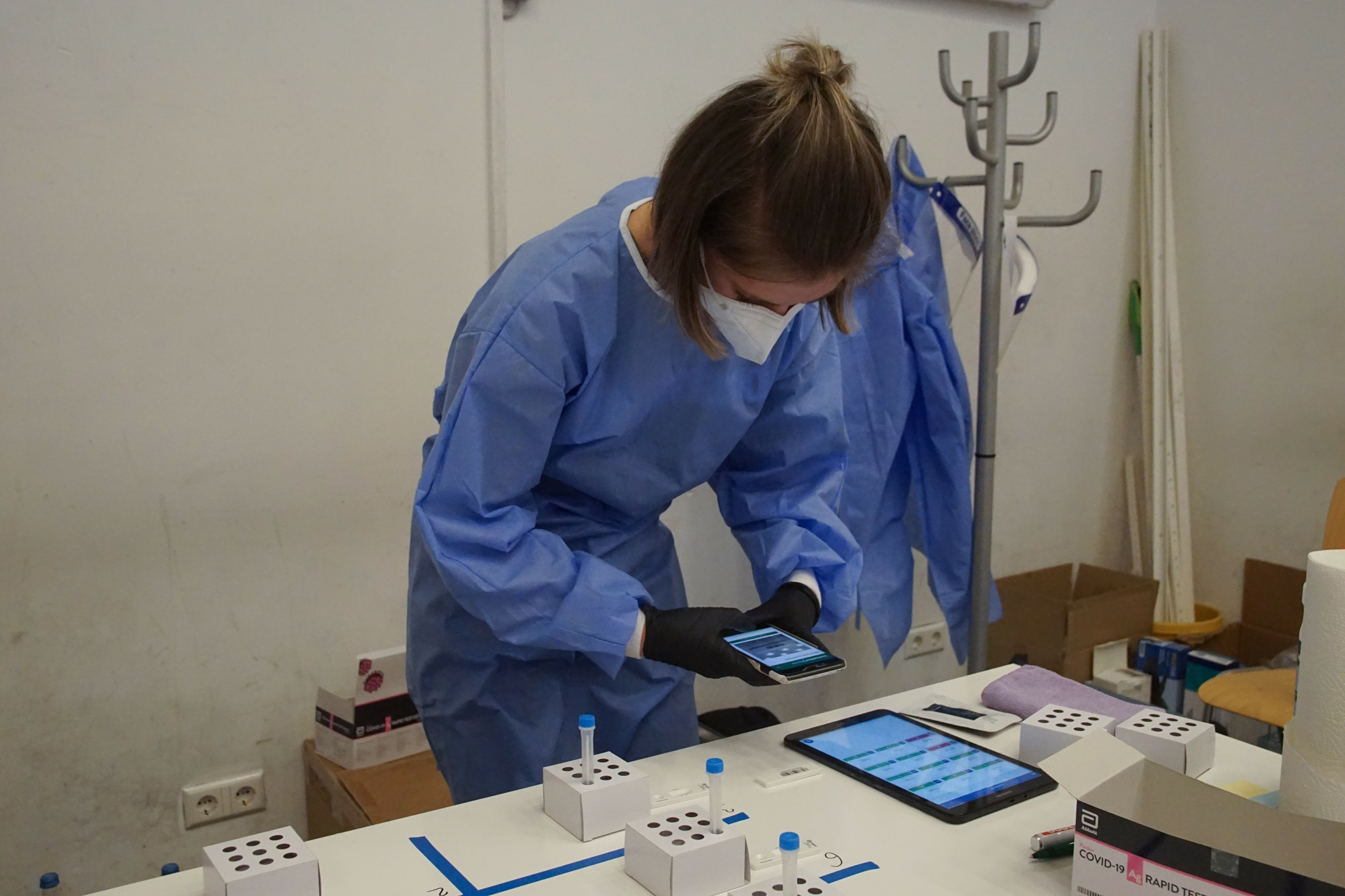 Sarah Hettric dokumentiert das Test-Ergebnis. Bild: Dettenmeyer