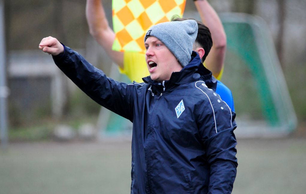 Schlusspfiff: Der neue SVB-Trainer Thomas Siegmund schreit seine Freude raus. Bild: Photostampe