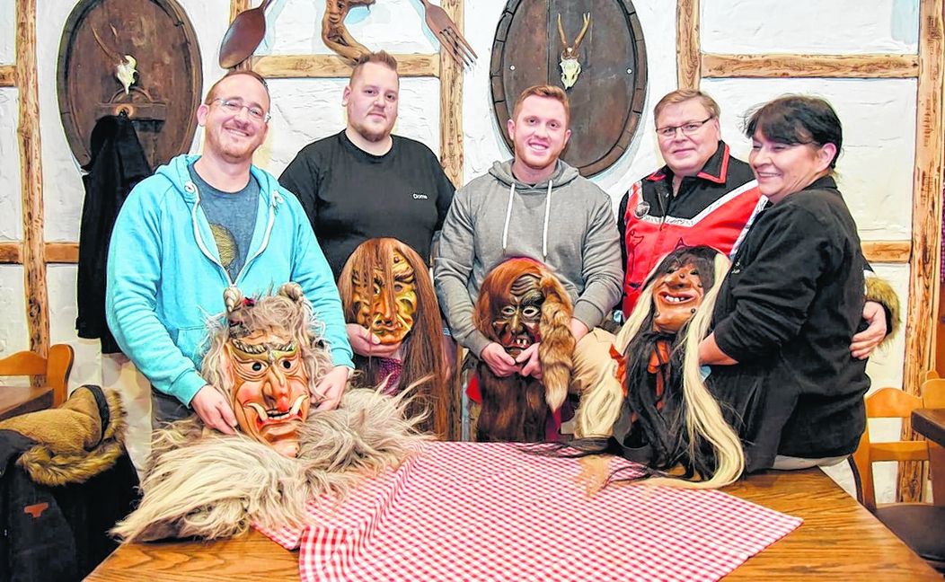 Matthias Lutz (Vorsitzender Aidlenger Stoateifl), Dominik Mertes (Vorsitzender Aidbachhexen), Arne Lang (Vorsitzender Dachtler Huzler Hexa), Roland Eipper (Kassier der Dachtler Langhoorguggis) und Elly Albrecht (Vorsitzende Deufringer Berghexen). Bild: Nüßle
