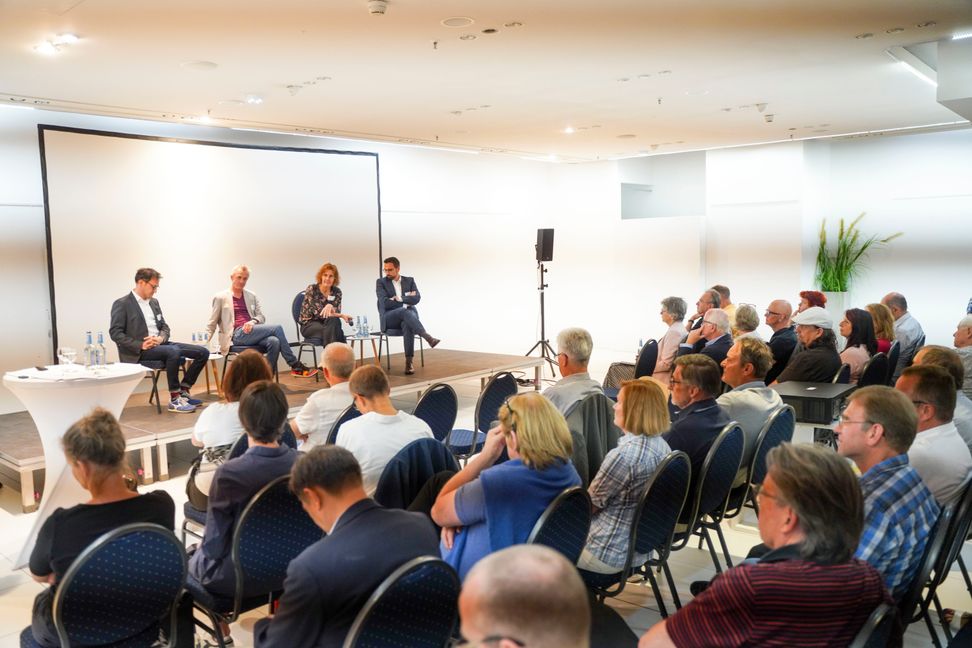 Die Besucher hören genau zu, was Stadtentwickler Michael Paak, IBA-Intendant Andreas Hofer, Baubürgermeisterin Dr. Corinna Clemens und Verkehrsplaner Dr. Markus Wiese zu sagen haben (von links). Bild: Dettenmeyer