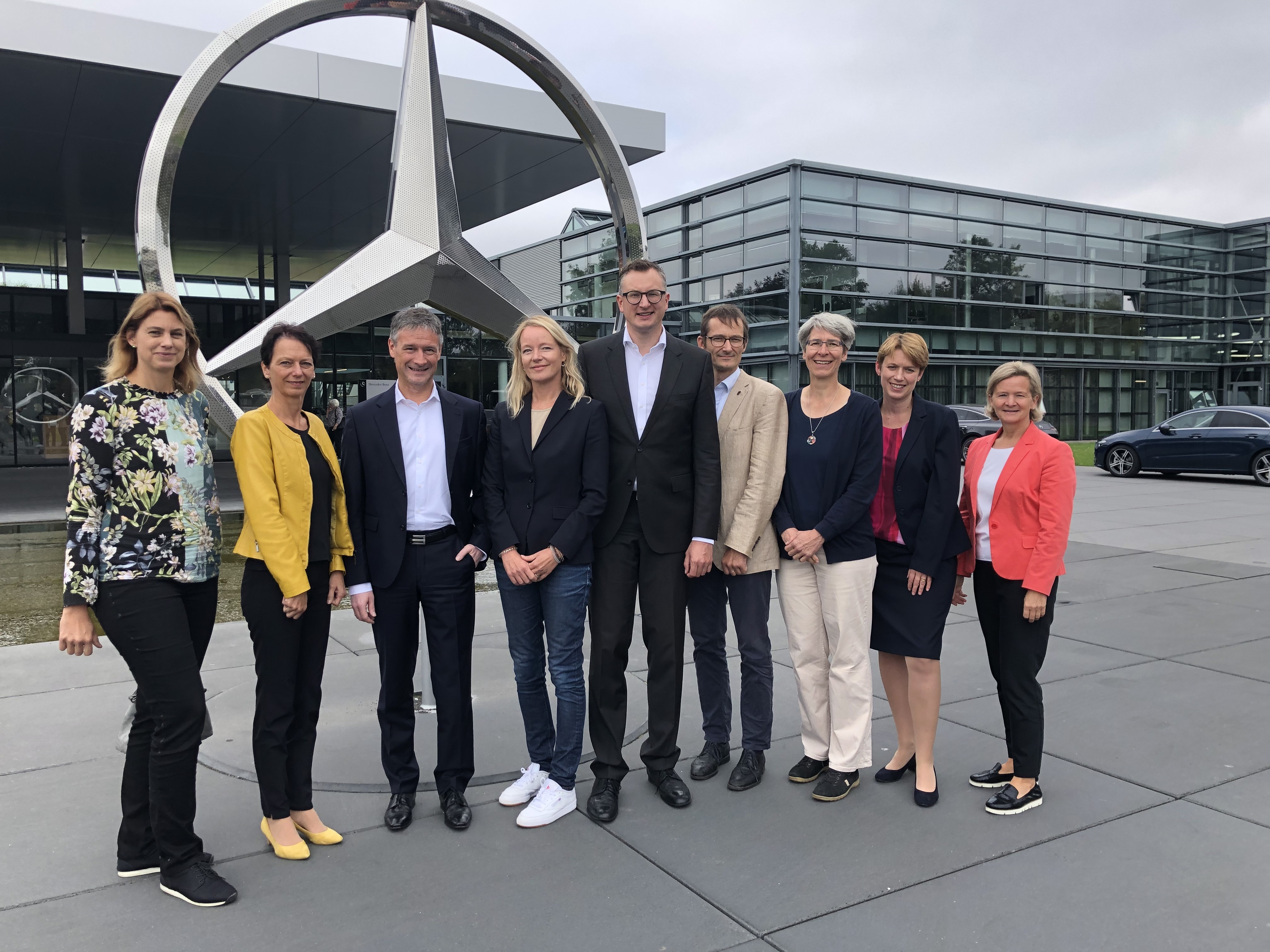 Besucher und Gastgeber im Sindelfinger Daimler-Werk: Elke Piepenbring, Senior Manager Automotive Business, Susanne Bay MdL, Michael Bauer, Leiter Produktion Sindelfingen und Standortverantwortlicher, Thekla Walker MdL, Fraktionschef Andreas Schwarz, Hermino Katzenstein MdL, Elke Zimmer MdL, Andrea Lindlohr MdL sowie Sina Marek, Leiterin Verkehrspolitik (von links)