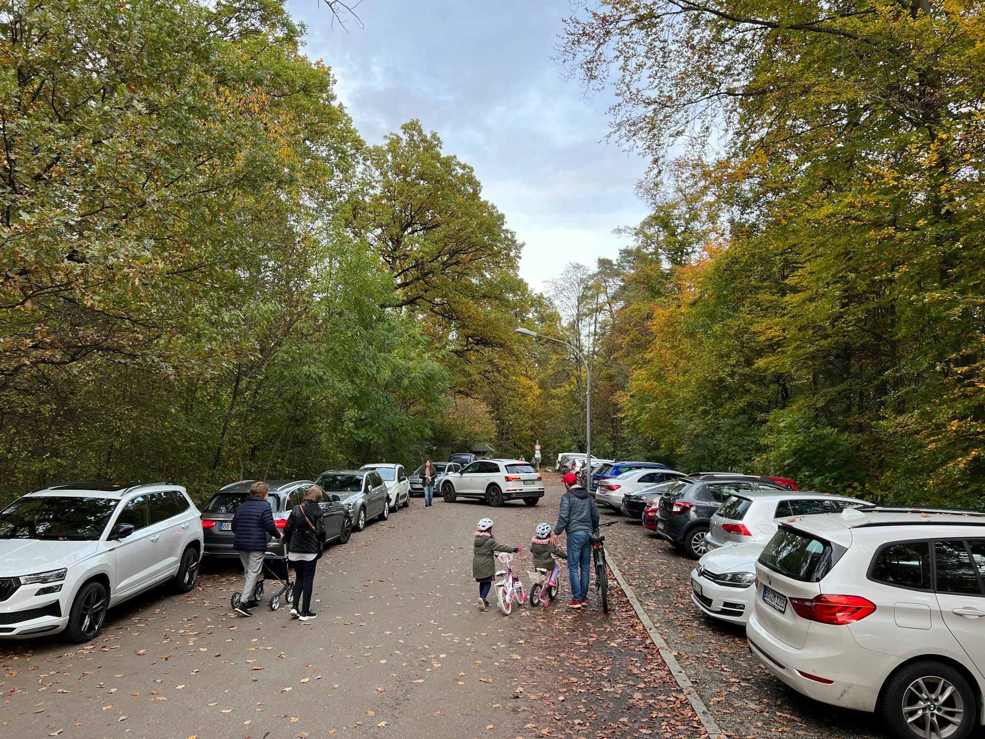 Ein ganz normaler Tag: Auf dem Parkplatz am Wasserturm herrscht ordentlich Betrieb.    Bild: Holst