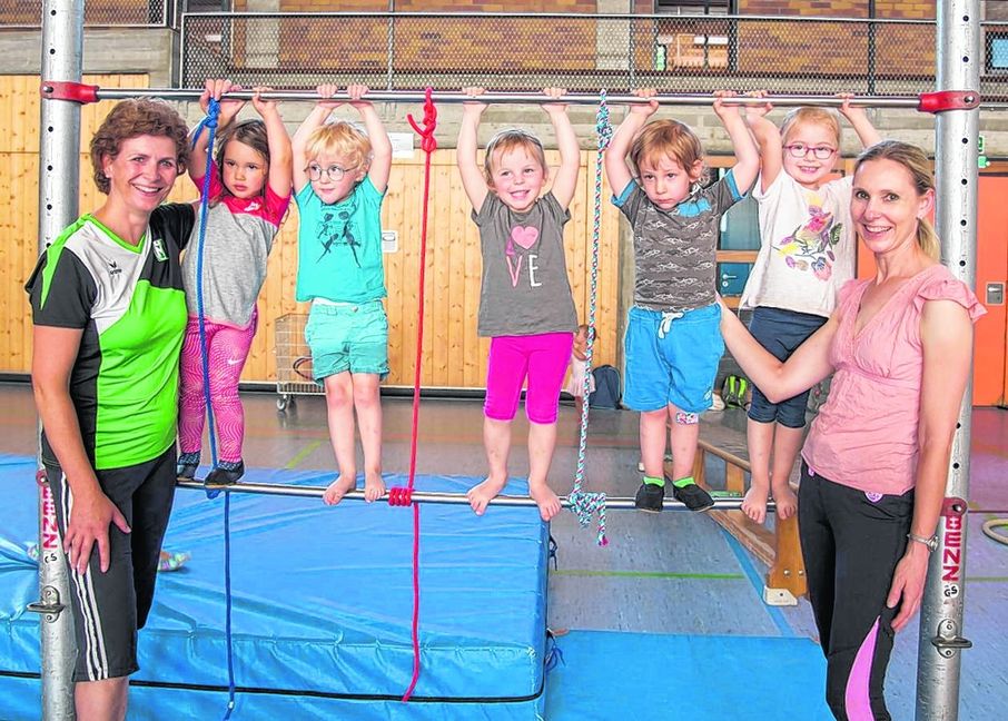 Silke Exner (links) macht die Arbeit mit Kindern im GSV Maichingen viel Spaß und ihre Ideen kommen nicht nur bei den Kindern gut an. „Es ist toll, hierher zu kommen und sich gemeinsam mit seinem Kind zu bewegen“, sagt Peggy Wacker (rechts). Bild: Nüßle