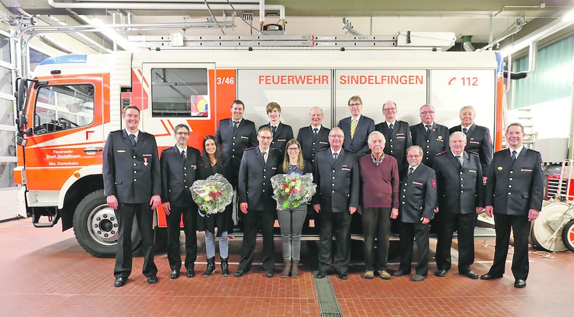 Blumen für die Damen: Die Darmsheimer Feuerwehr ehrte ihre fleißigen Floriansjünger. Bild: z