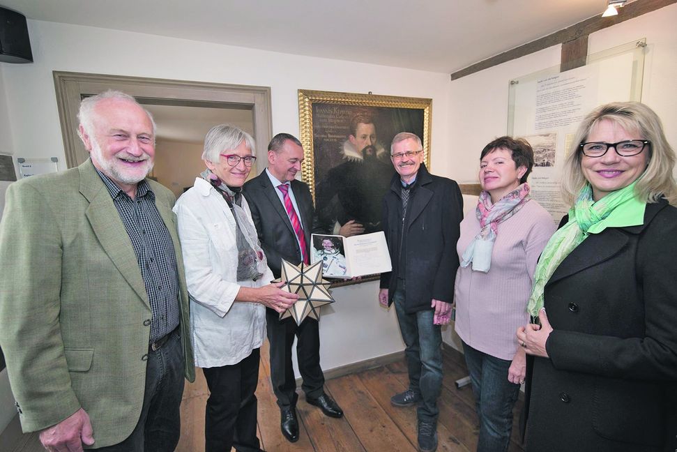 Nach dem Eintrag ins Goldene Buch Weil der Stadts vor dem Keplerbild im Kepler-Museum (von links): der Leiter des Museums Wolfgang Pleithner, Hildrun Bäzner-Zehender, die für Museumsführungen zuständig ist, Bürgermeister Thilo Schreiber mit dem Goldenen Buch, Astronaut Nikolai Budarin, seine Frau Marina und Diplom-Physikerin Margarita Riedel.  Bild: Richter