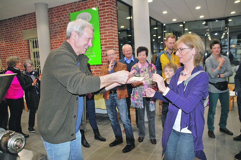 Wer das Leinöl noch nicht kannte, dem verabreichte Prof. Dr. Peter Thole bei der offiziellen Einweihung seines Ölmühlenladens ein Löffelchen davon. Bild: Reichert