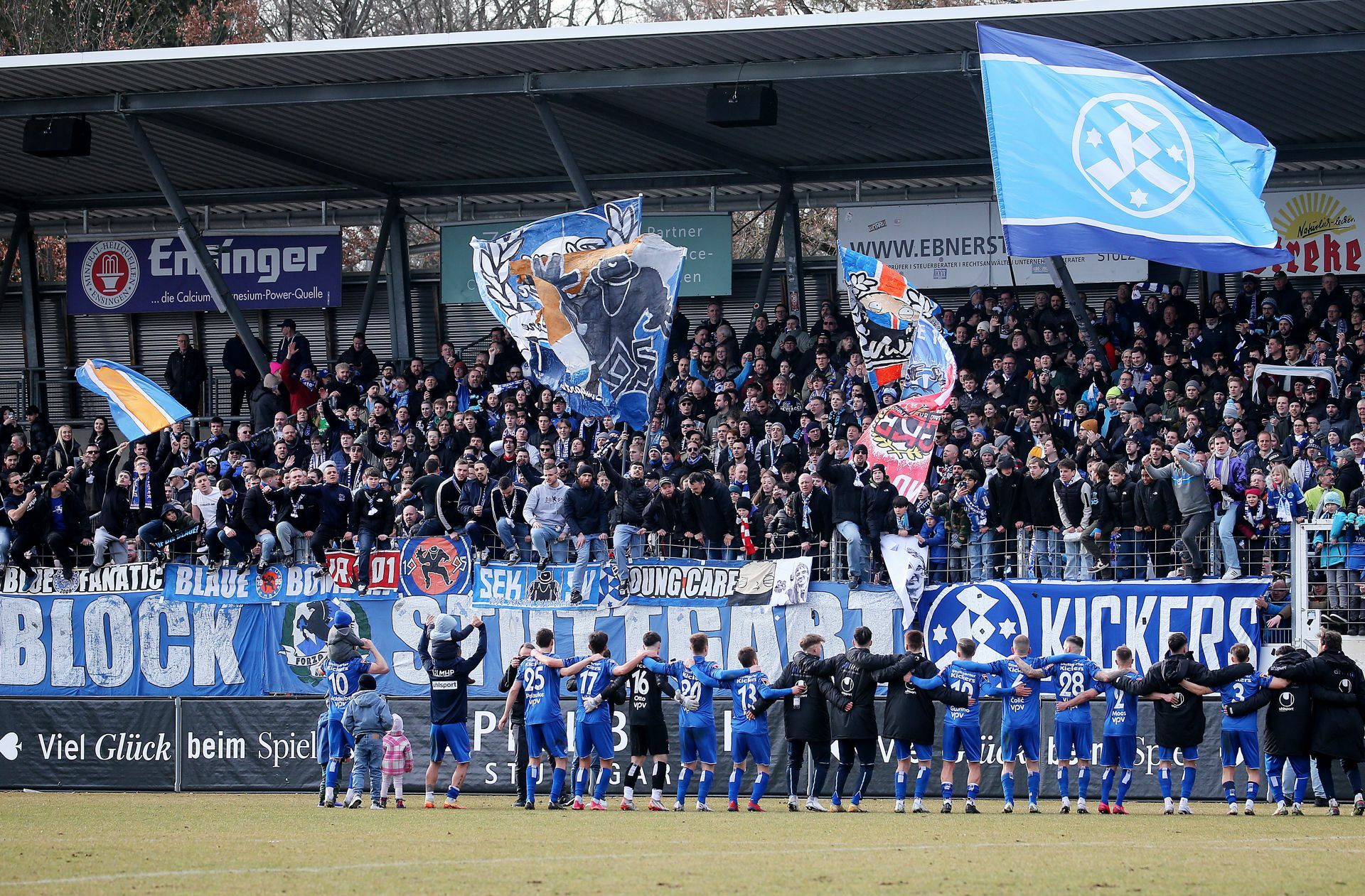 Die fünfte Liga schweißt  offenbar zusammen: Fans und Mannschaft der Stuttgarter Kickers bilden eine Einheit.