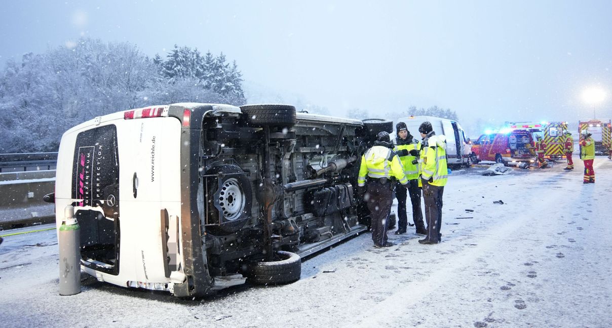 Der eine Transporter kippte zur Seite. Bild: SDMG/Dettenmeyer