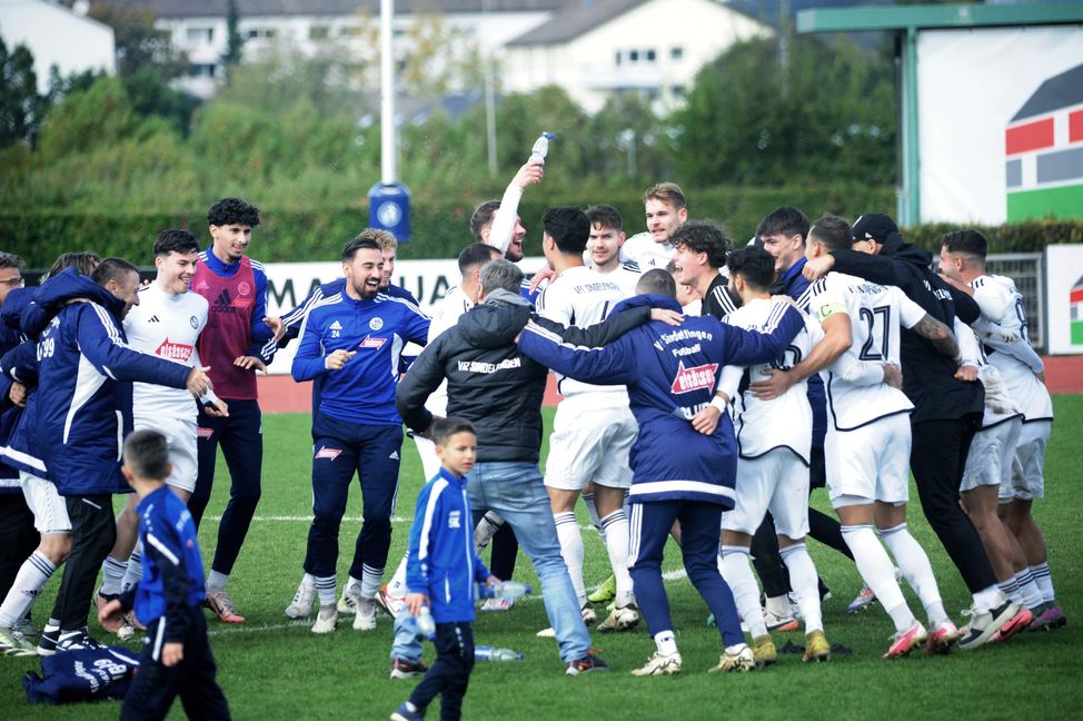 Derbysiege gegen die SV Böblingen machen Spaß: Spieler, Trainer und Offizielle des VfL Sindelfingen feiern den 3:0 Erfolg.