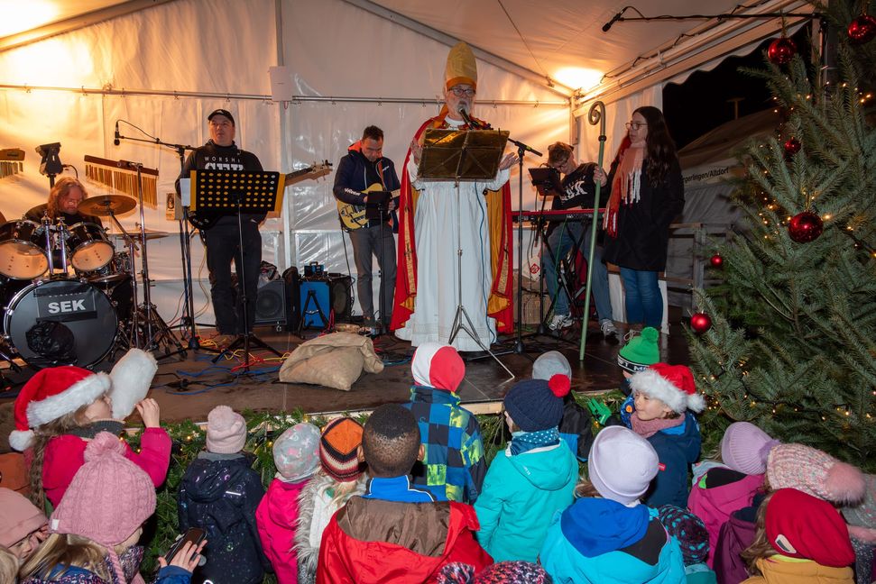 Der Bischof Nikolaus bringt die Botschaft der Weihnachtsgeschichte.