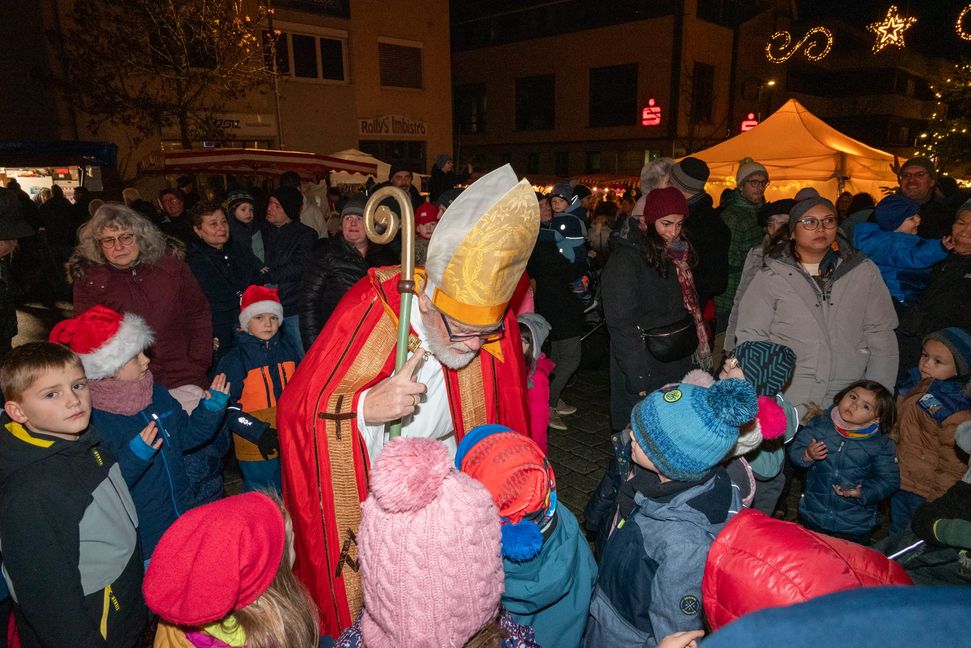 Der Bischof Nikolaus war schnell umringt von Kindern.