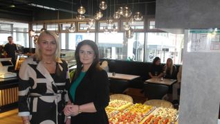 Qendresa Haziri und Bea Pnishi (von links) haben mit einer Feier das „Café & More“ am Sindelfinger Marktplatz eröffnet. Bild: Staber